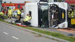 Kaos i morgentrafikken: Lastbil vælter på Aarhus havn