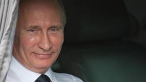 2 billeder med 23 dages mellemrum viser Putins udvikling: Stor forskel fra Zelenskyjs