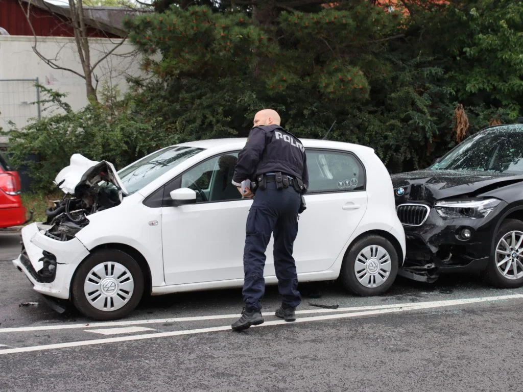 Mand besvimede i bil med søn som passager: Flere biler involveret