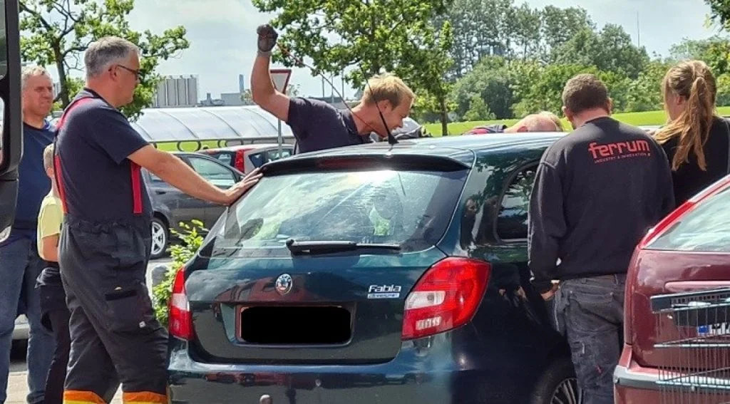 PANIK: To-årig fanget i bil