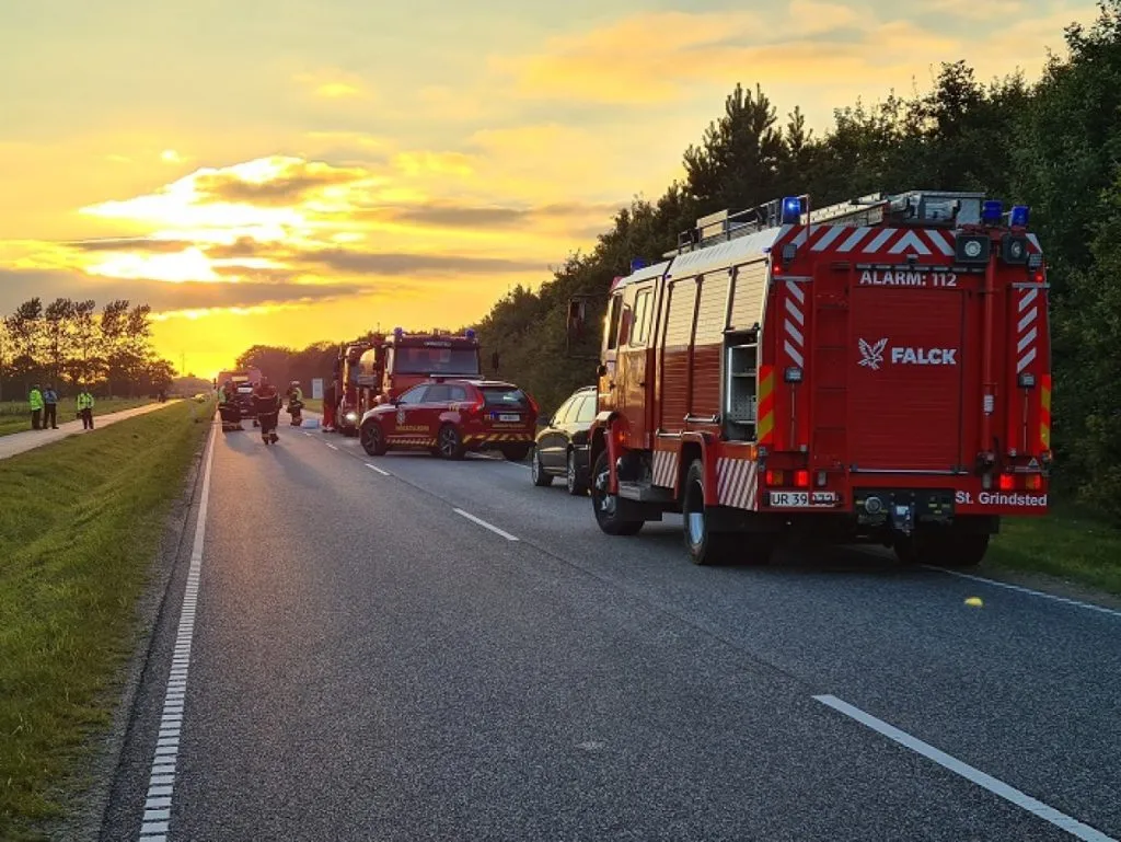 En dræbt og tre tilskadekomne ved landevejsulykke
