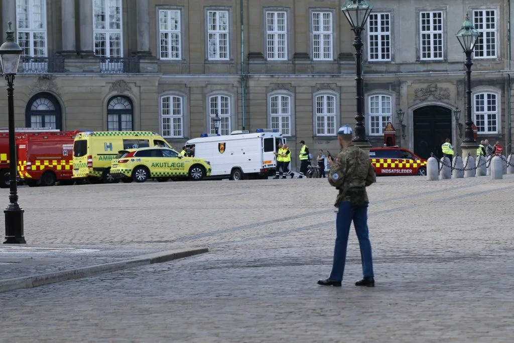 Politi og bomberyddere måtte rykke ud til Amalienborg: Nu er 57-årig kvinde anholdt