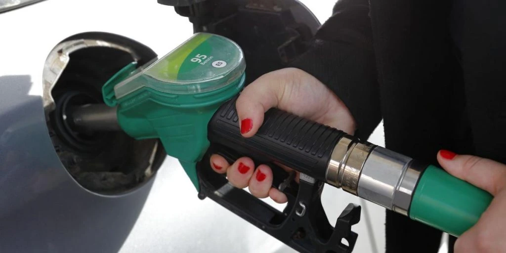 Nyt forslag: Giv bilister tilskud på 5.300 kroner til at tanke benzin
