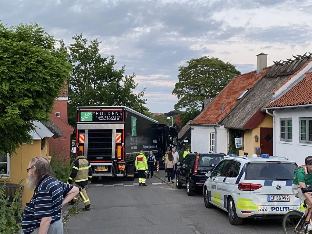 Lastbil brager ind i hus