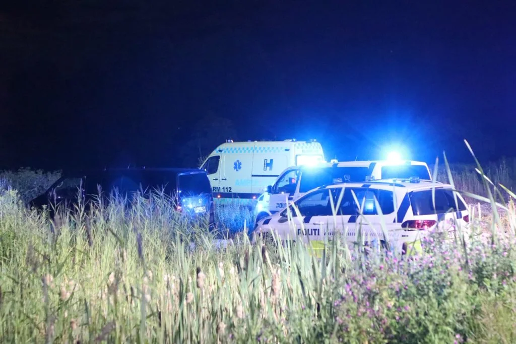 Politibetjente hopper i sø for at redde kvinde