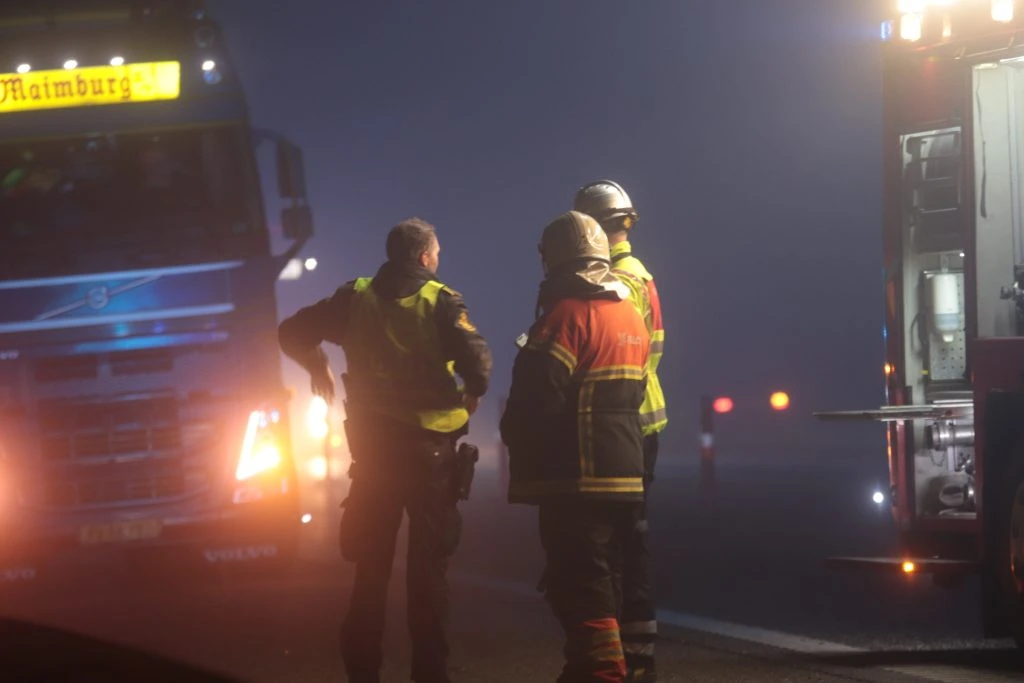 Kø på motorvej: Lastbil væltet