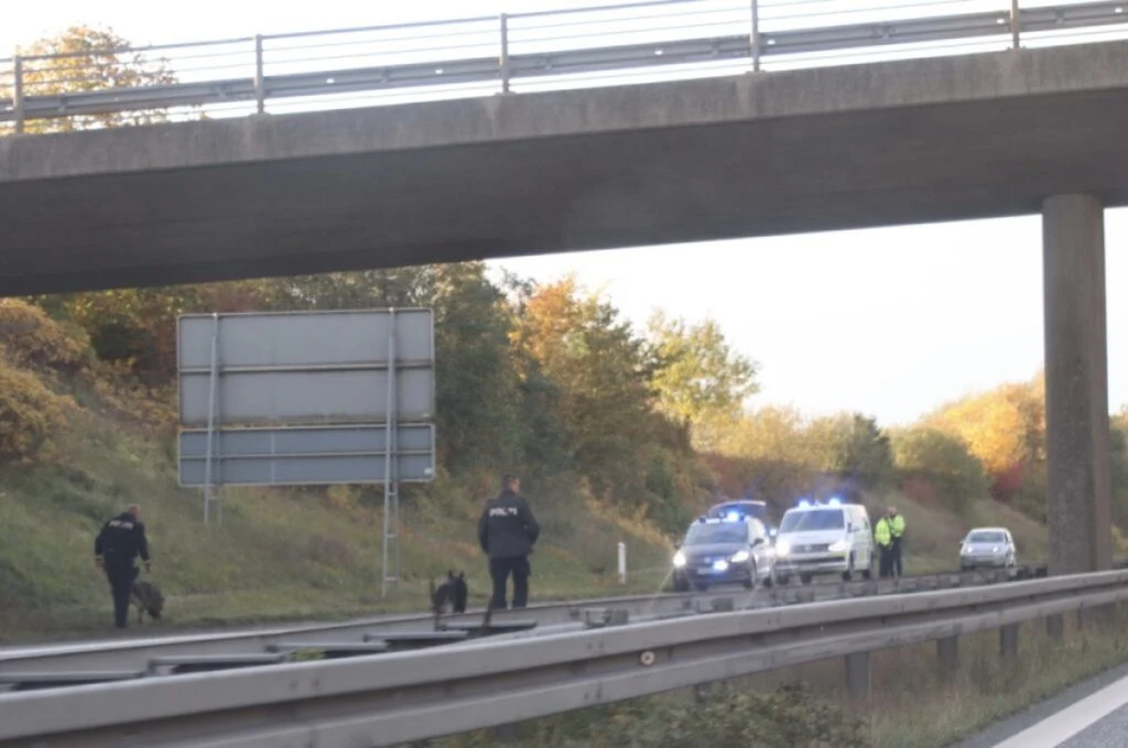 Motorvej lukket: Forrude splintrede under bro