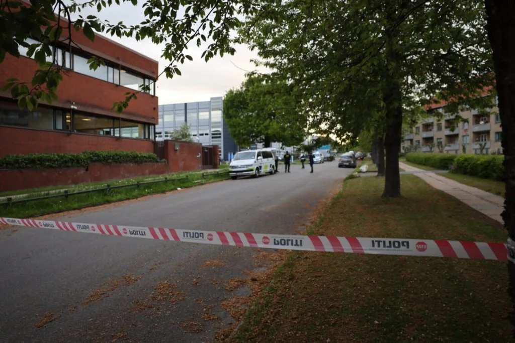 Mand skudt i benet: Politiet massivt tilstede