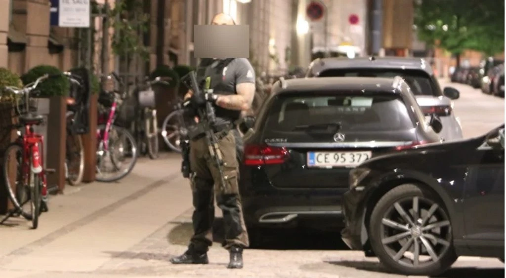 Kampklædt politi i stor aktion i København