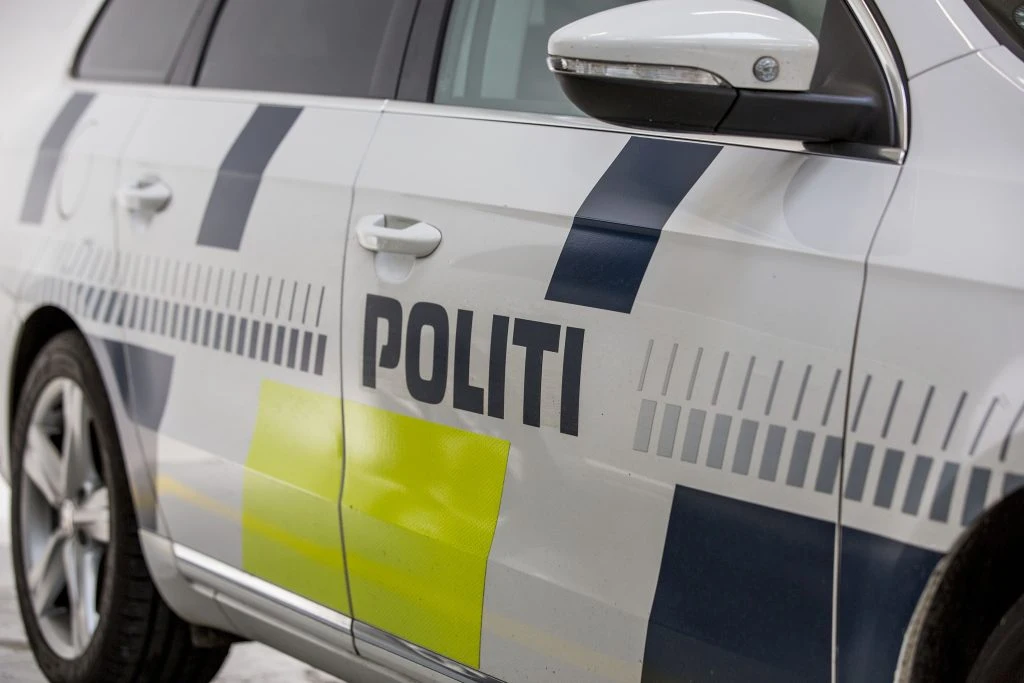 73-årig sigtet for vold: Gav ung mand prygl