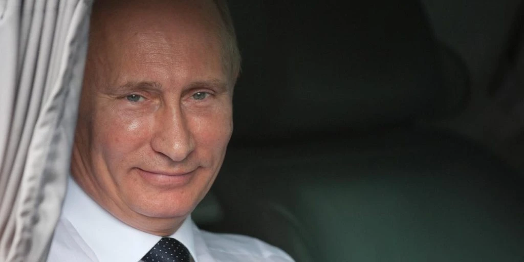 2 billeder med 23 dages mellemrum viser Putins udvikling: Stor forskel fra Zelenskyjs