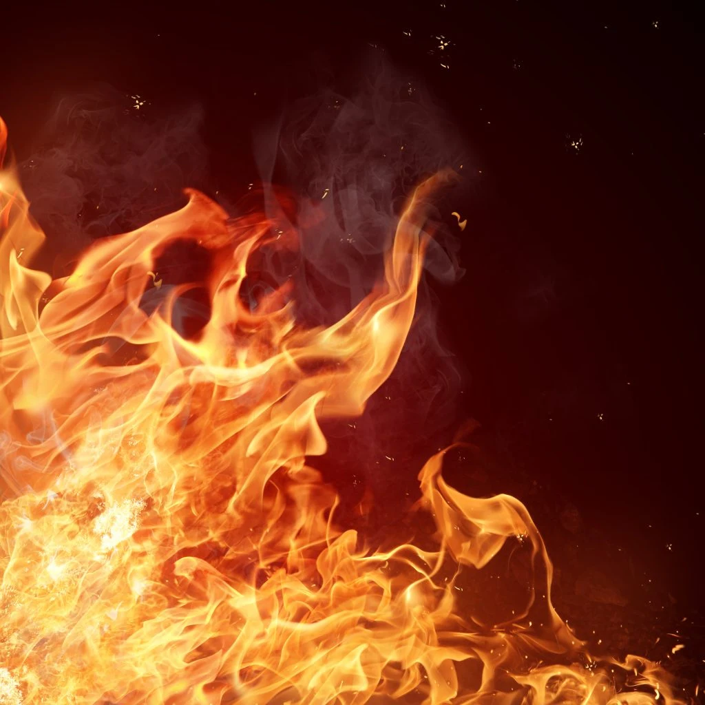 LIGE NU: Gård i flammer – beboere i området skal blive inde