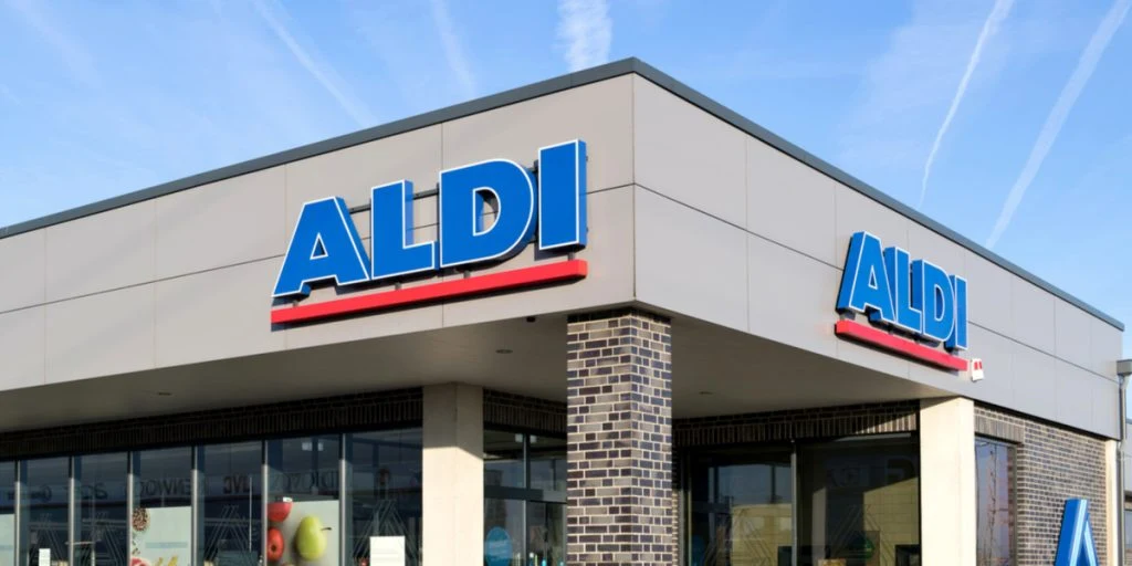 Vil handle ind i Aldi – Men bliver istedet omringet på parkeringspladsen