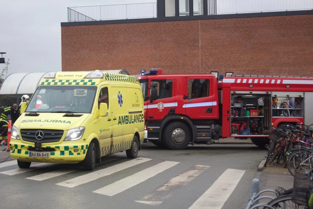 Lige nu: Mand fastklemt under elevator