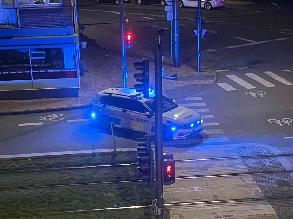 14-årig pige kysset på halsen af fremmed mand i letbane: Nu er der nyt i sagen