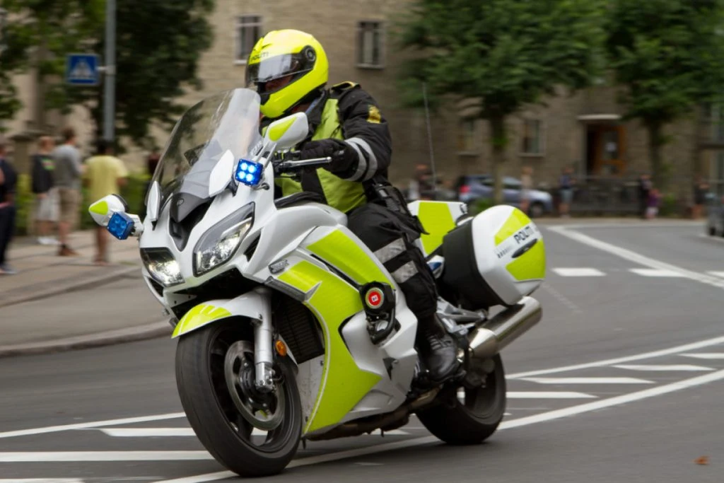 Flere måtte springe for livet: Politiet jagtede motorcyklist i dansk gågade