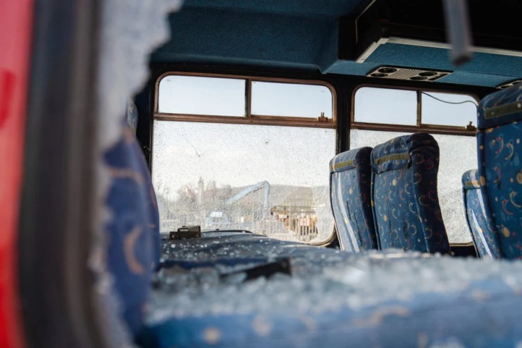 Mindst 10 personer har mistet livet i forfærdelig ulykke: Bus er styrtet ned ad stejl skrænt