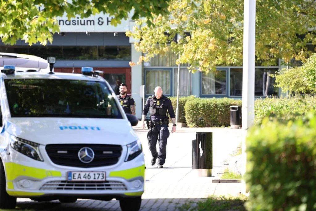 Politiet hastede til gymnasium efter knivstikkeri: Nu er der nyt i sagen