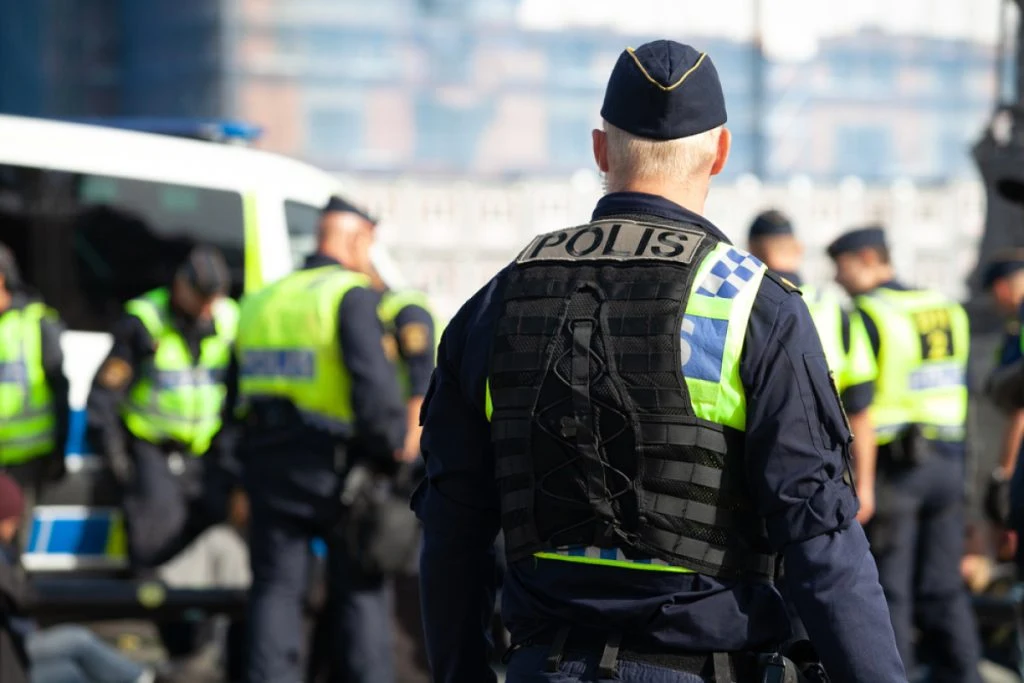 Omkring 20 politibiler rykkede ud: Mand med kniv skudt af politi ved det kongelige slot