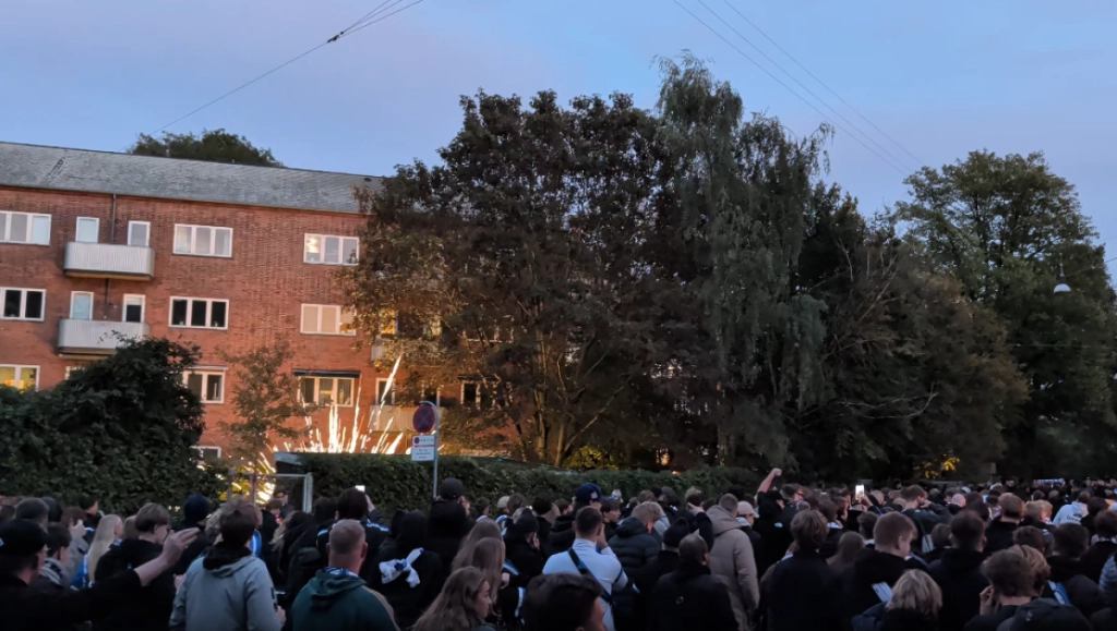 FCK-fans kastede torsdag eksplosive genstande ind på børnehaves legeplads