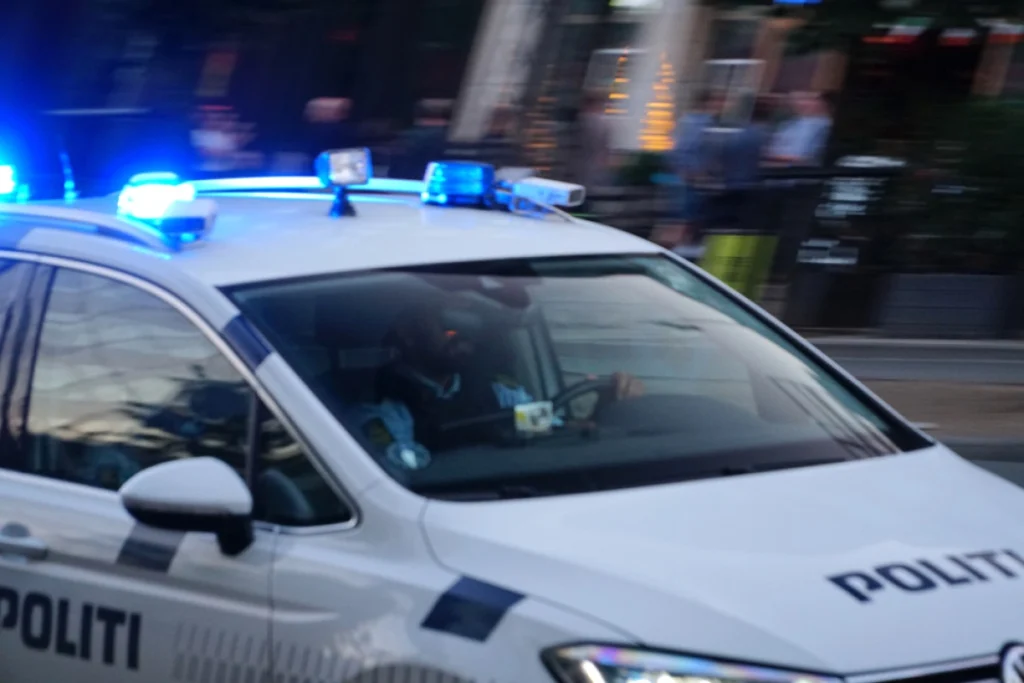 Politiet spærrer vejen i mange timer: Flere alvorligt kvæstet efter voldsom trafikulykke fredag morgen