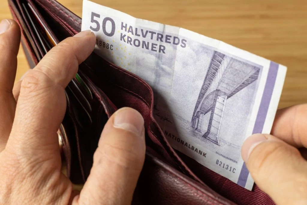 Ældre kvinde fik opkald fra ‘banken’: Kort efter blev der hævet store beløb på hendes kort