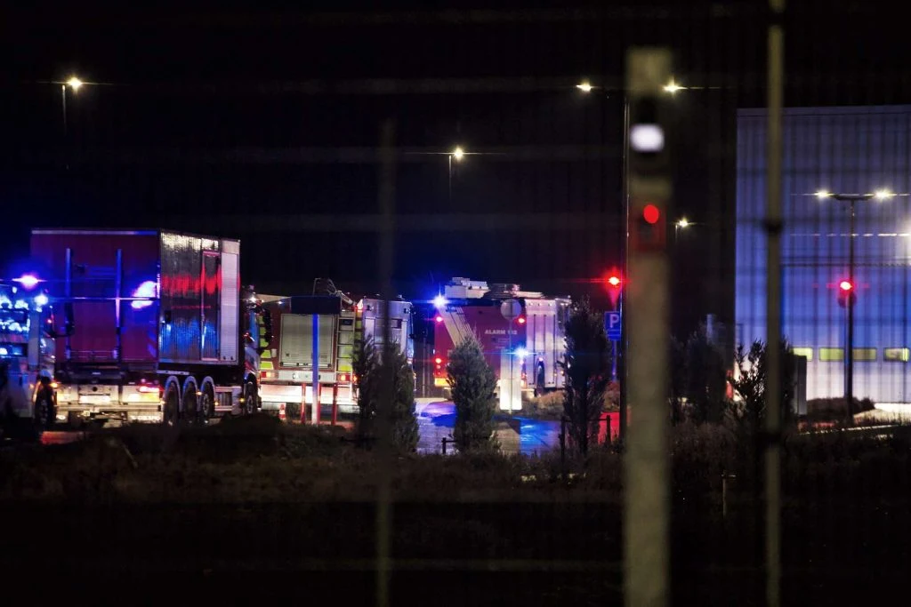 Billederne taler deres tydelige sprog: Brandvæsenet strømmede ud til stor virksomhed natten til onsdag