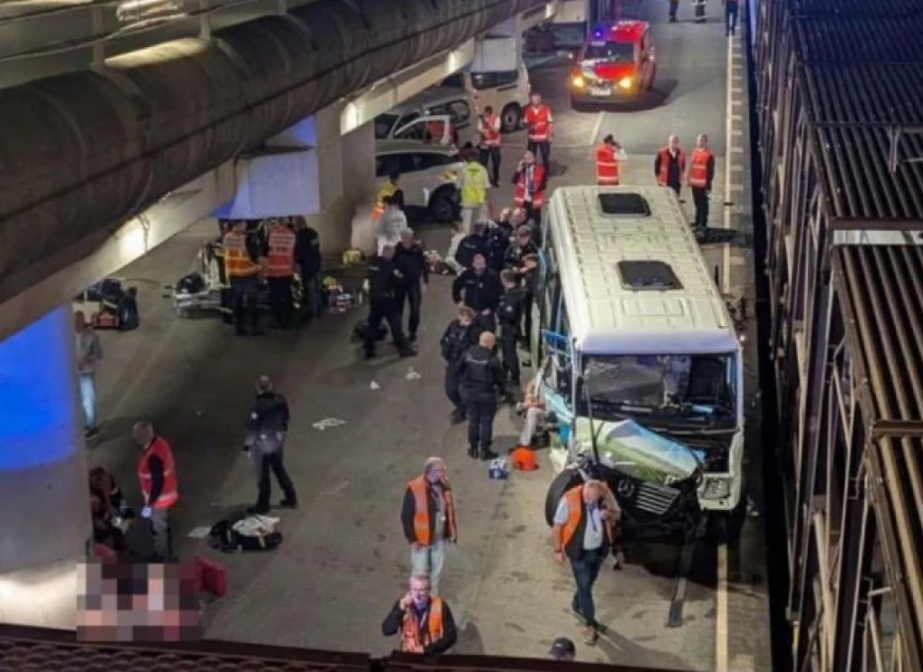 Minibus brager sammen med tog i uhyggelig ulykke: 19 personer kvæstet